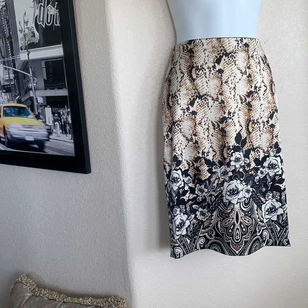 WHITE HOUSE BLACK MARKET WHBM Skirt, black/cream, snake/roses, back zip. 00 - Picture 3 of 17